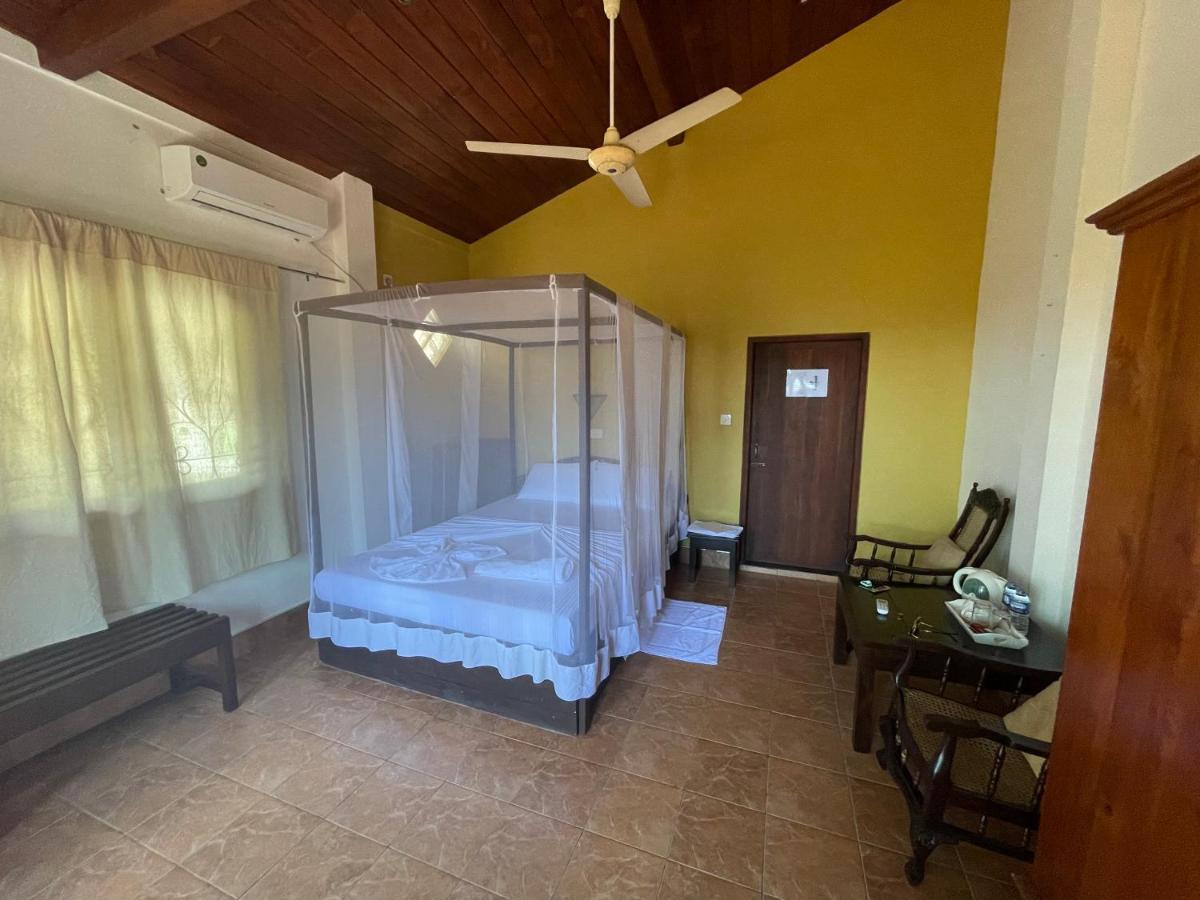 Una Beach Hotel & Olu Cafe Unawatuna Exterior photo