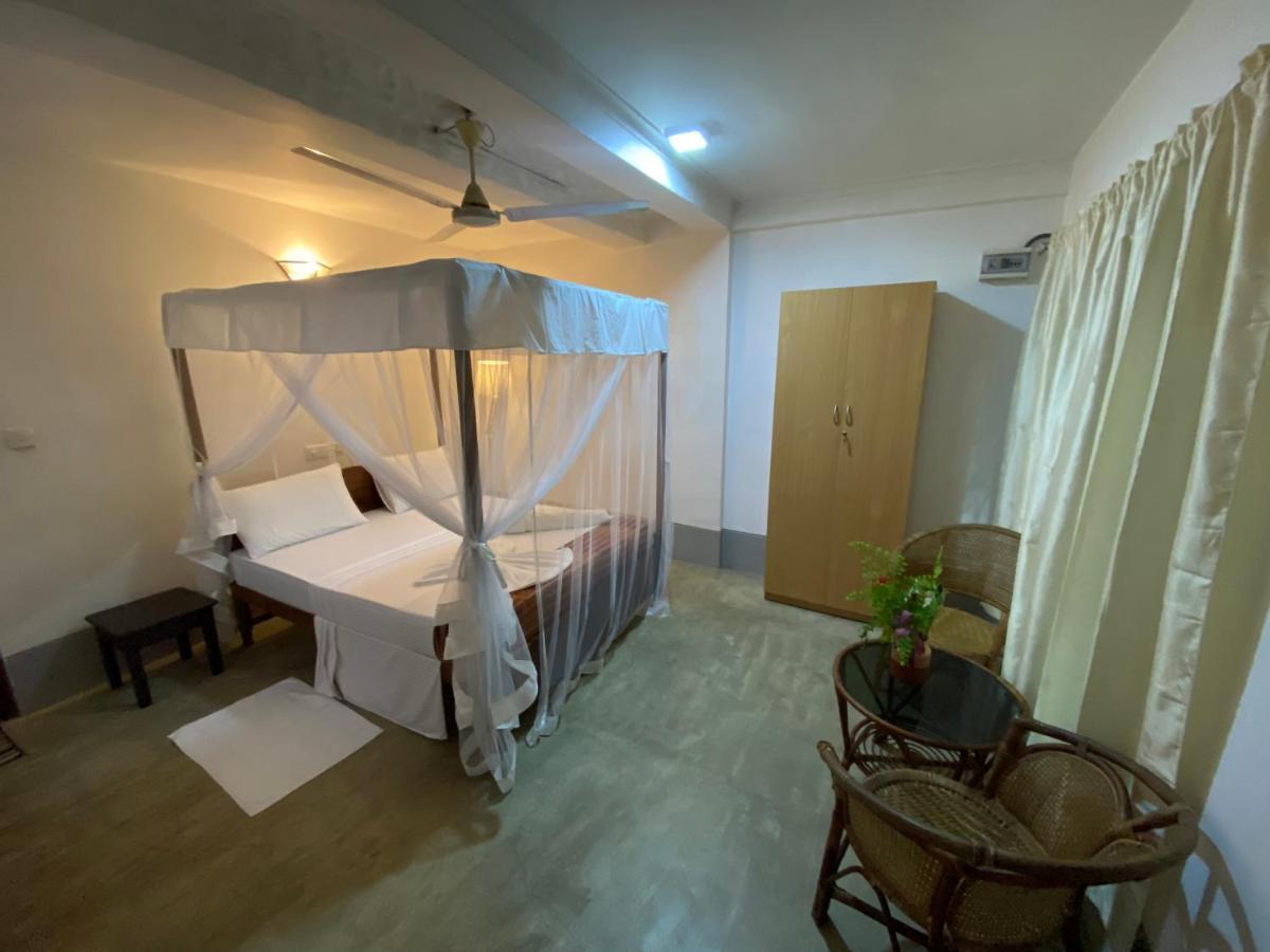 Una Beach Hotel & Olu Cafe Unawatuna Exterior photo