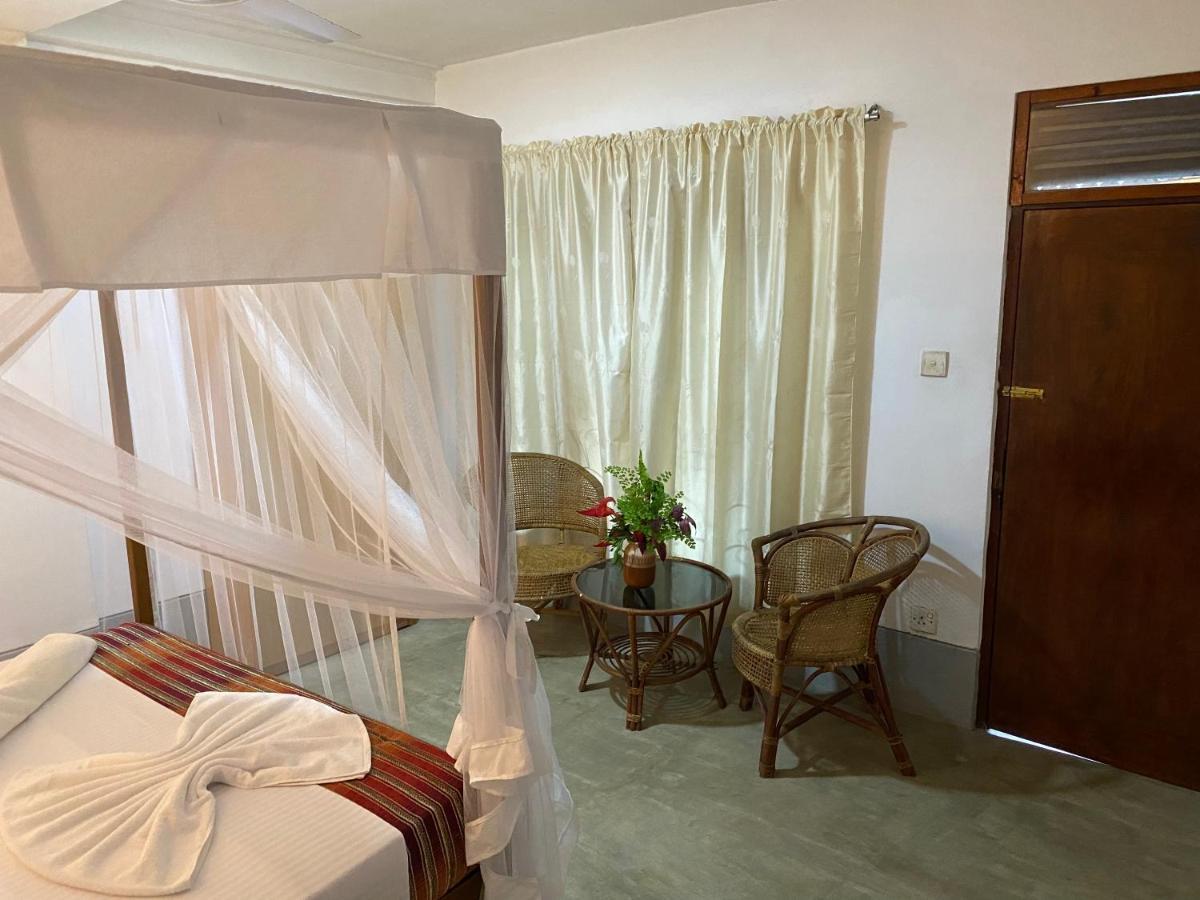 Una Beach Hotel & Olu Cafe Unawatuna Exterior photo