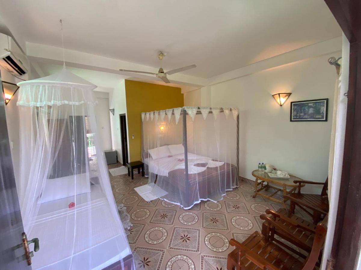 Una Beach Hotel & Olu Cafe Unawatuna Exterior photo
