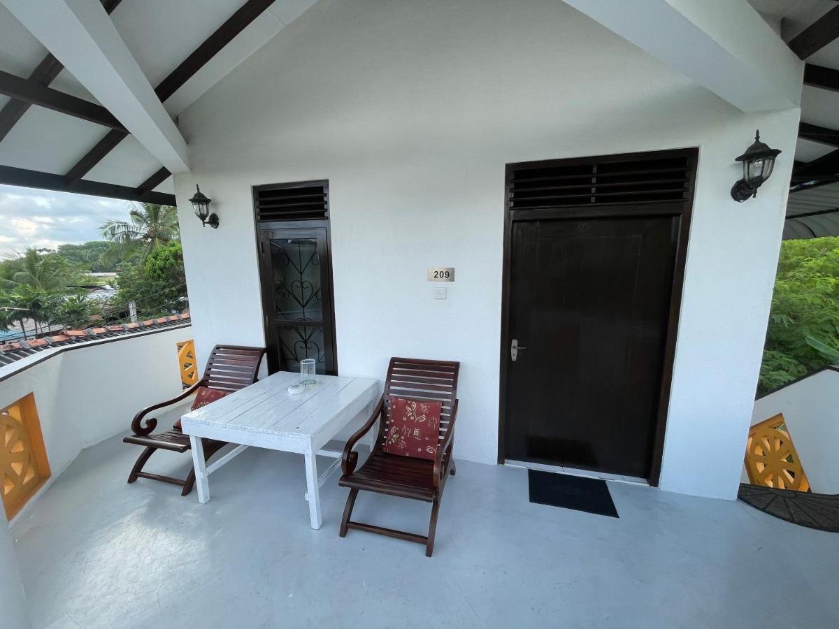 Una Beach Hotel & Olu Cafe Unawatuna Exterior photo